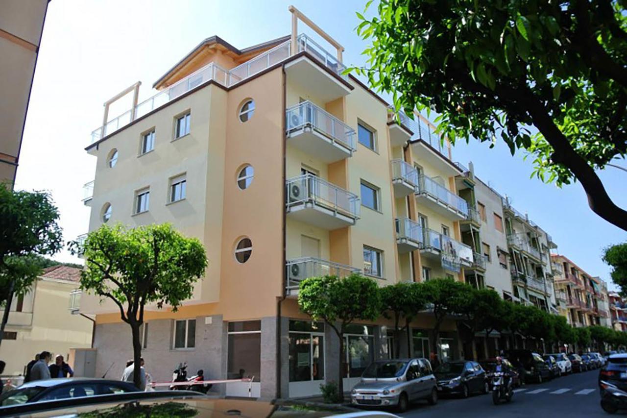 Colibri Apartments Diano Marina Bagian luar foto